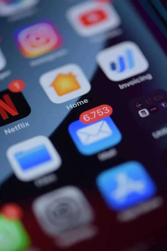 téléphone avec beaucoup de notifications