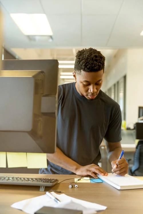 Commercial qui prend des notes