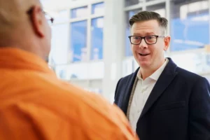 commercial discutant avec un client