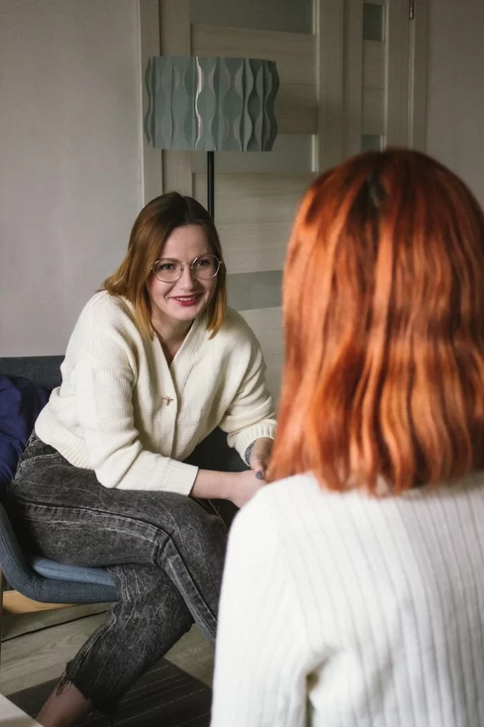 deux femmes en entretien souriantes et attentives