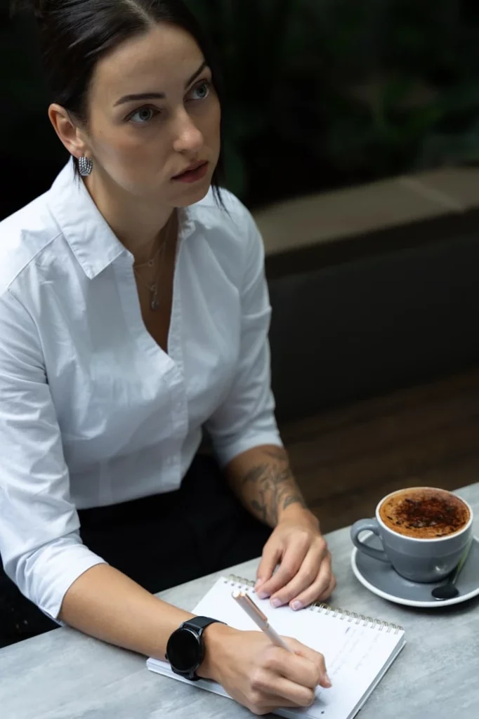 Femme en entreprise écoutant attentivement