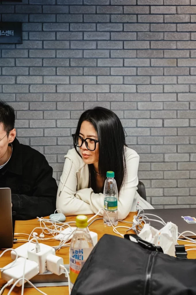 Femme en entreprise écoutant attentivement